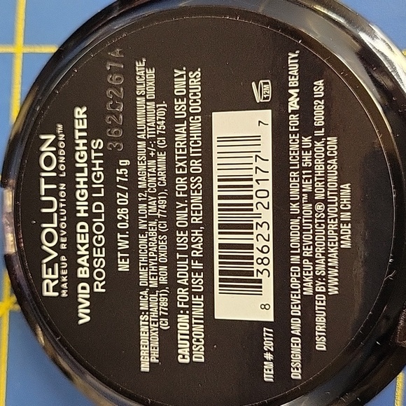 Makeup Revolution Bronzer & Contour Vivid Baked Highlighter Rosegold Lights New - Picture 2 of 2